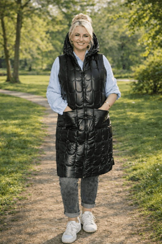 Bezrękawnik damski pikowany z kapturem na suwak