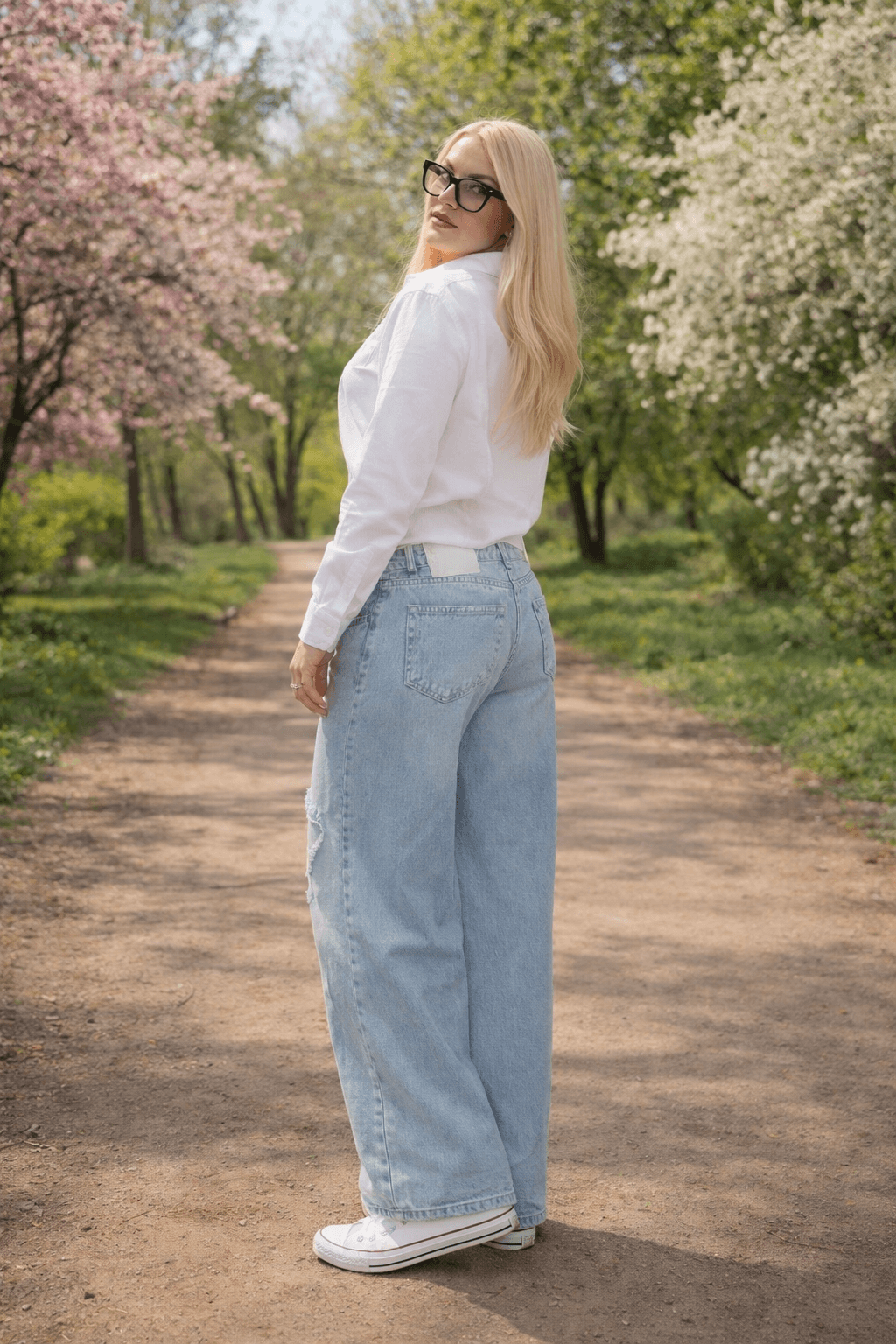 Szerokie jeansy damskie z dziurami i koronką 100% bawełna - obrazek 5