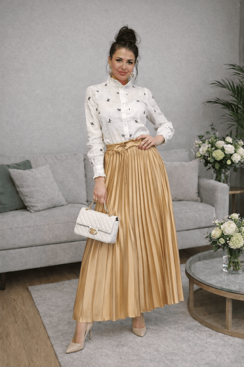 Biała koszula damska w czarne kokardki z delikatnie wykończonym kołnierzykiem i rękawami – bawełniana koszula włoska - obrazek 2