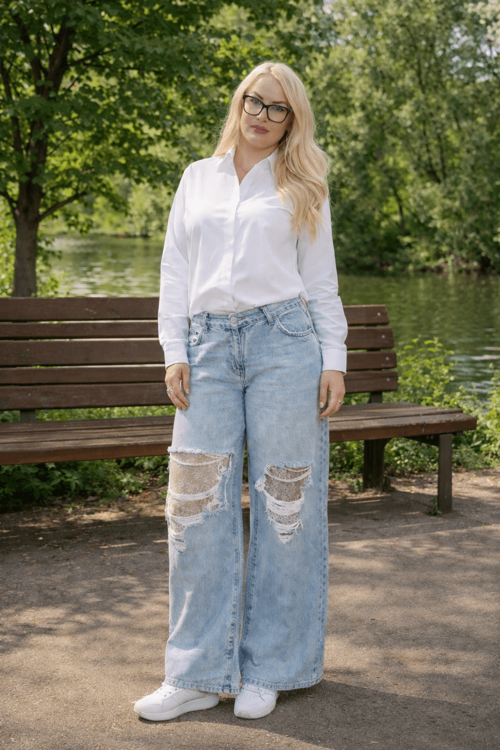 szerokie jeansy damskie z dziurami na modelce