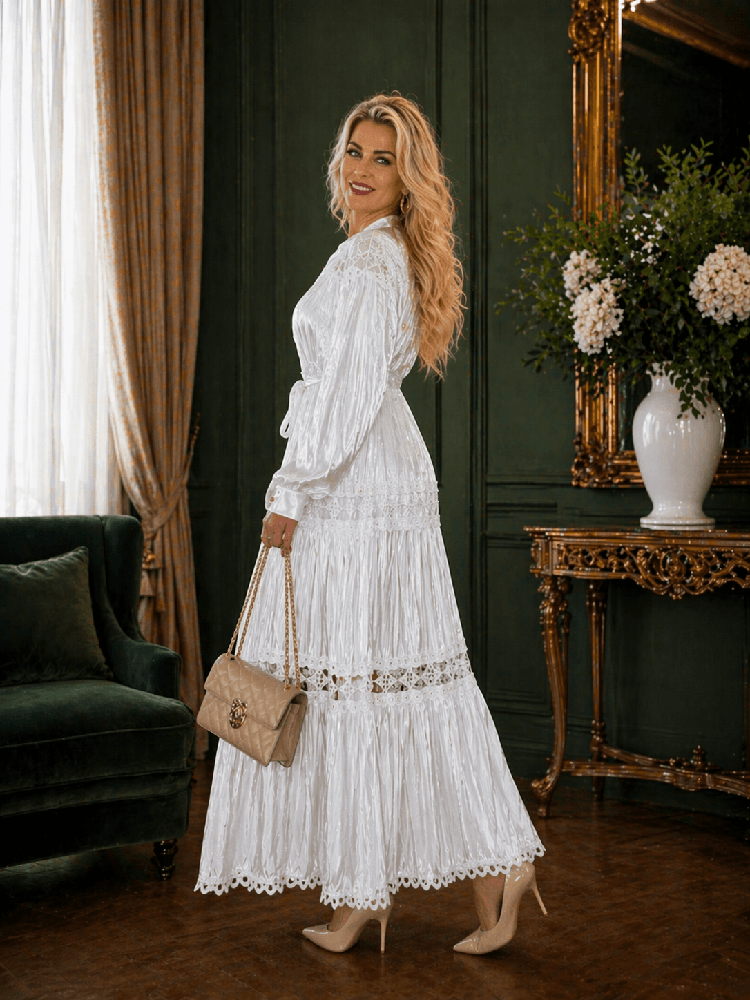 Elegancka biała długa sukienka boho z koronką i długim rękawem, idealna na komunię, chrzciny, wesele oraz wiosenne i letnie przyjęcia.