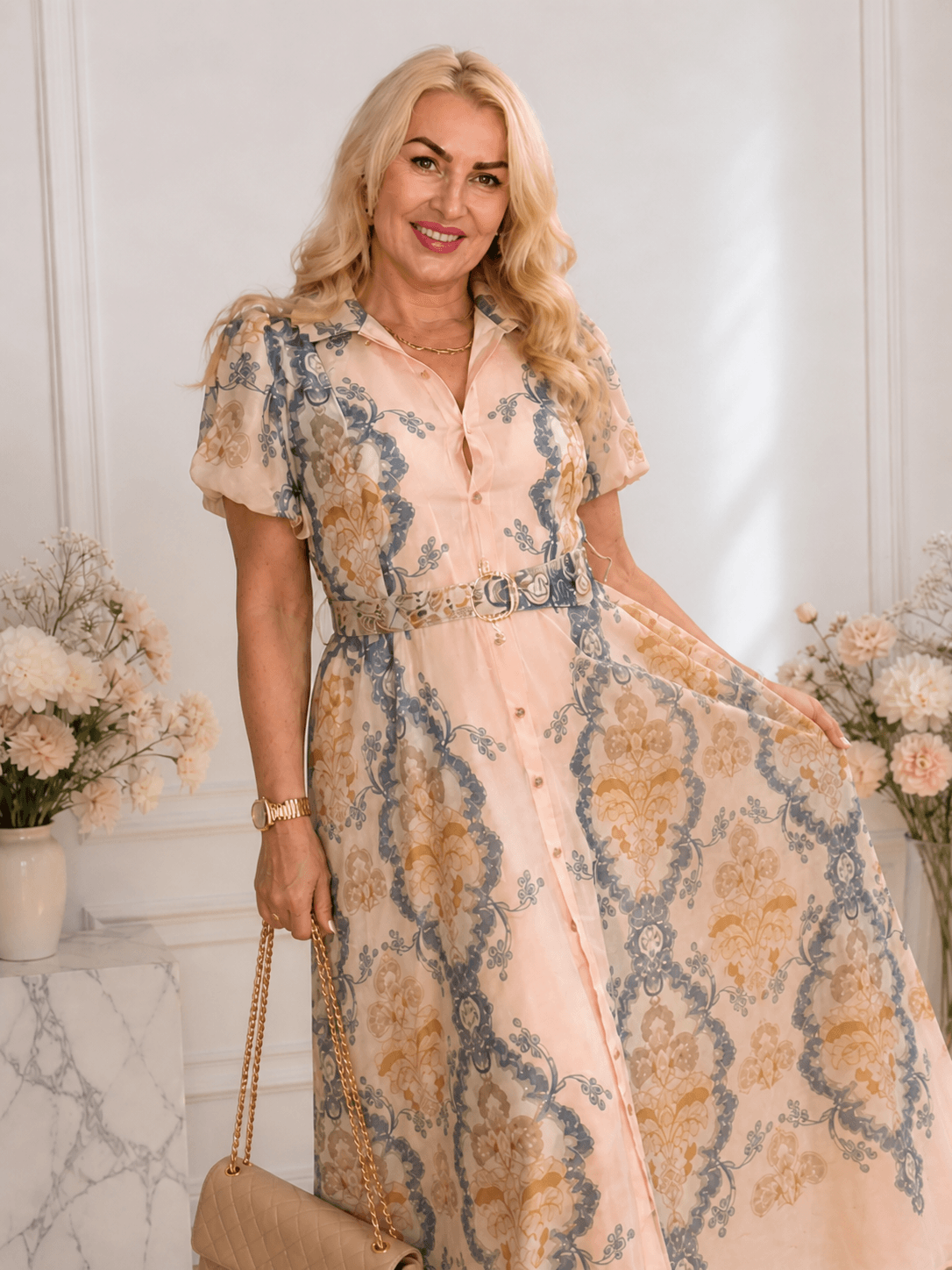 Beżowa długa sukienka koszulowa w kwiatowy wzór z paskiem, elegancka stylizacja damska